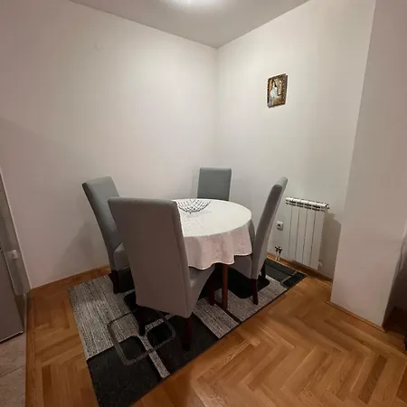 Istocno Sarajevo-trosoban Stan Donje Mladice